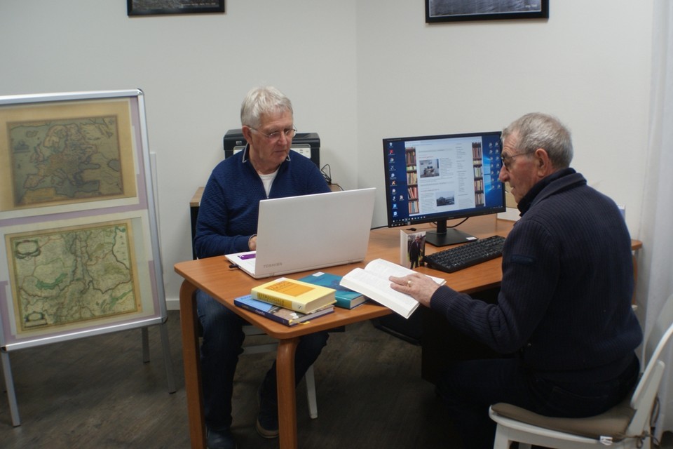 Charles Holla (links) en Piet Cup zijn bezig met het digitaliseren van de omvangrijke collectie documenten. 