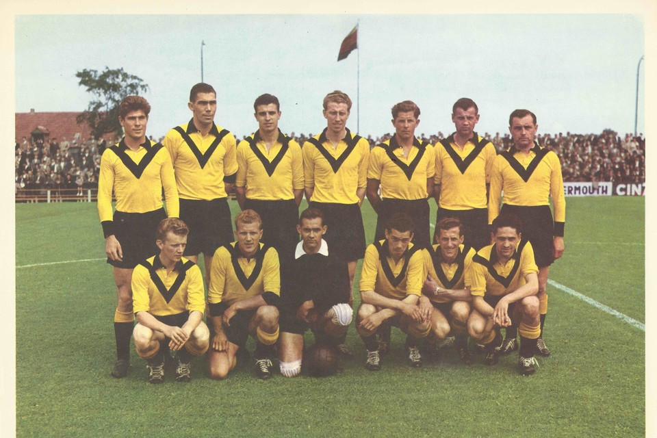 Teamfoto van VVV in het seizoen 1958-1959. Staand derde van links Ton van den Hurk.  