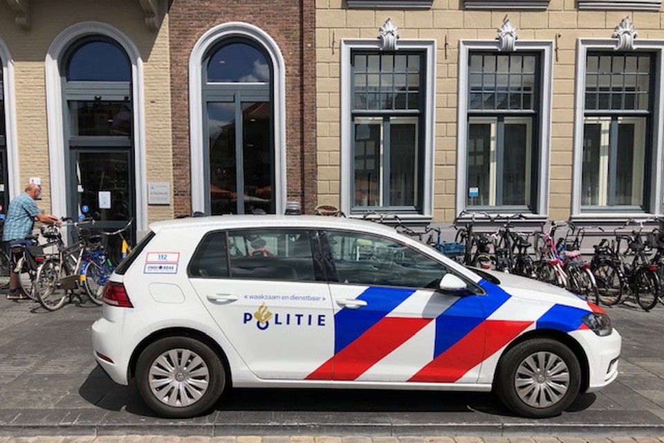 Politie bij het stadhuis op de Markt in Roermond. 