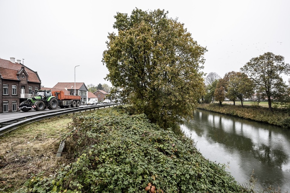 Een extra brug over de Zuid-Willemsvaart is in het eerste bezuinigingsvoorstel van de provincie voor Nederweert geschrapt. 