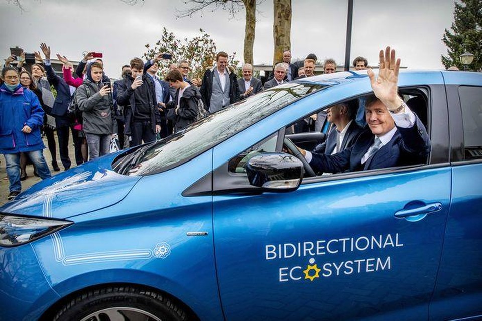 Koning Willem-Alexander probeerde het bi-directioneel laden vorig jaar in Utrecht zelf uit, met een Renault Zoe. 
