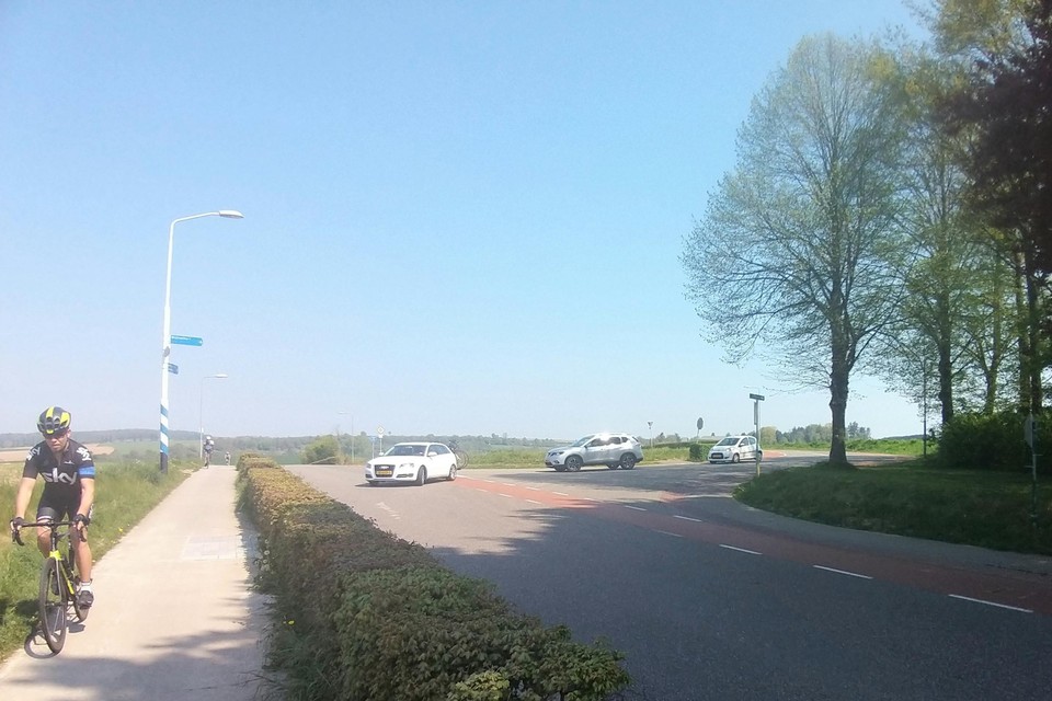 De huidige kruising tussen de Capucijnenweg (rechts) en de Partijerweg (links). 