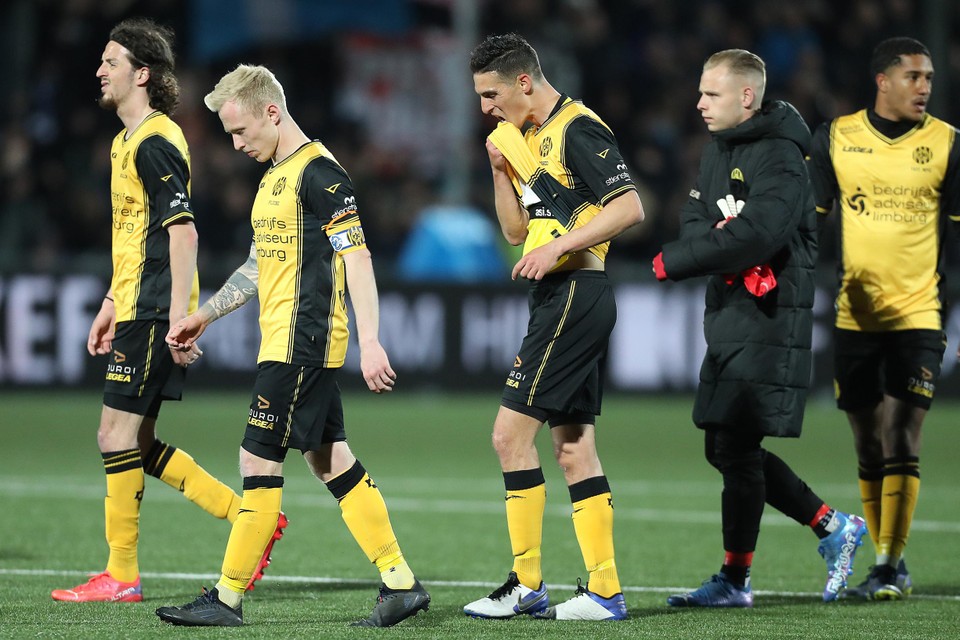 De spelers van Roda stappen van het veld na door de fans te zijn toegejuicht.