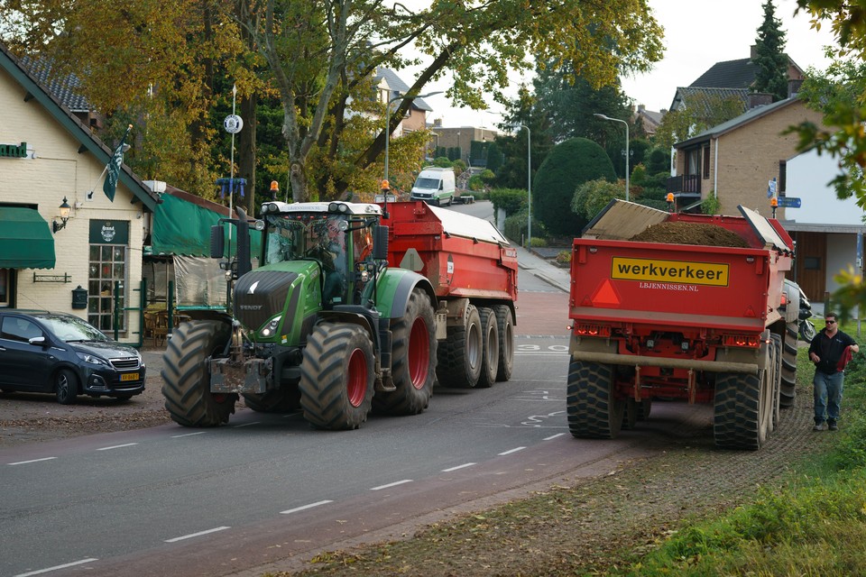 Het is een komen en gaan van tractoren in Berg aan de Maas. 