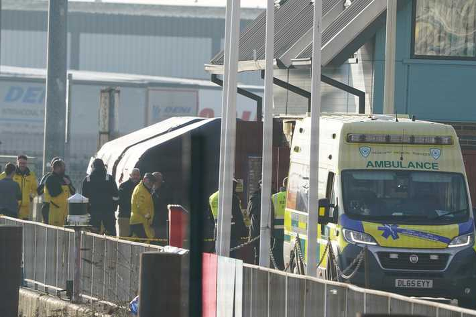 In de haven van Dover hebben hulpdiensten tenten opgezet om slachtoffers te behandelen. 