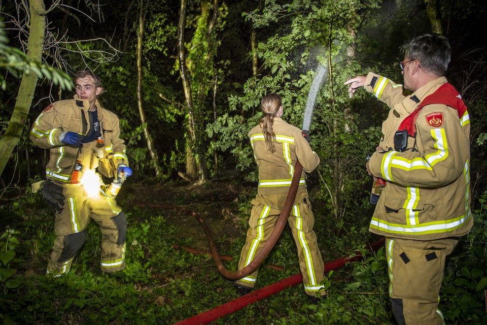 Brandweermensen in actie in Griendtsveen tijdens de grote brand in de Deurnese Peel, vorig jaar. 