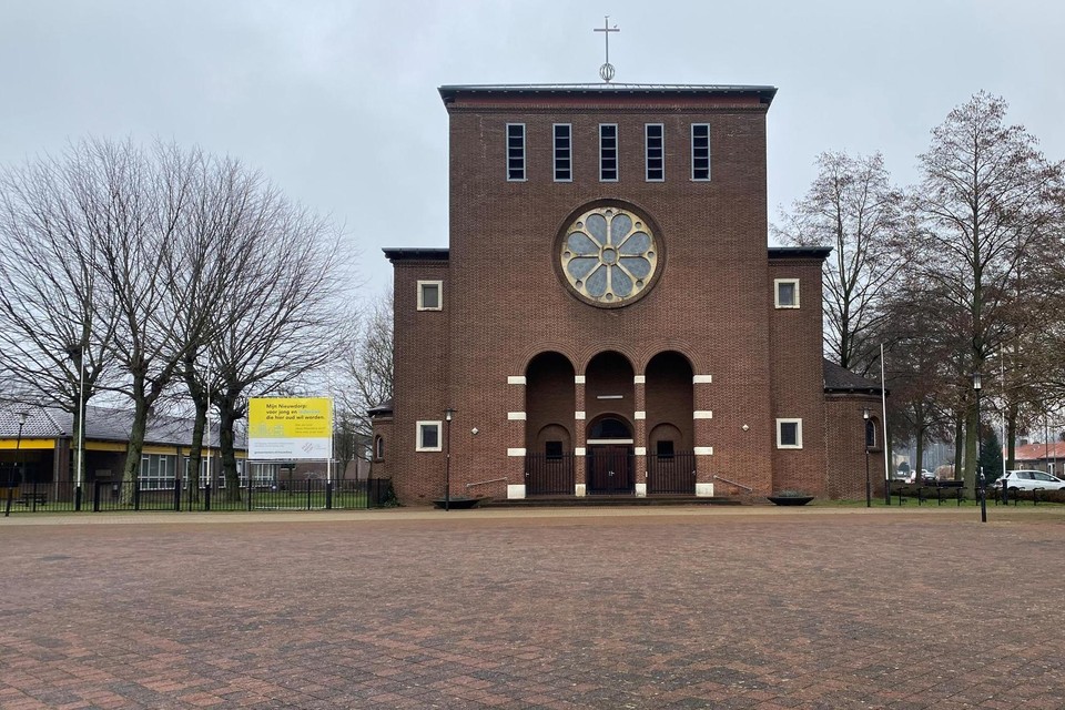 Ook de kerk, in het hart van Nieuwdorp, wordt gesloopt.