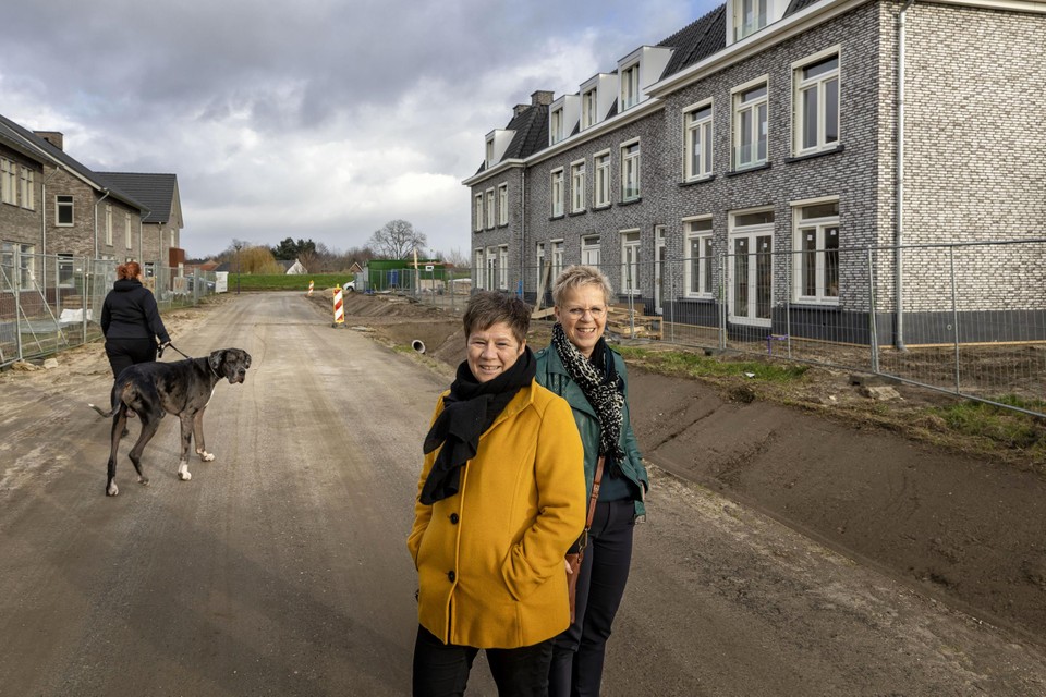 Liesbeth Defesche en Anne Marie Cox bij het in aanbouw zijnde Gastenhuis in Oolderveste .