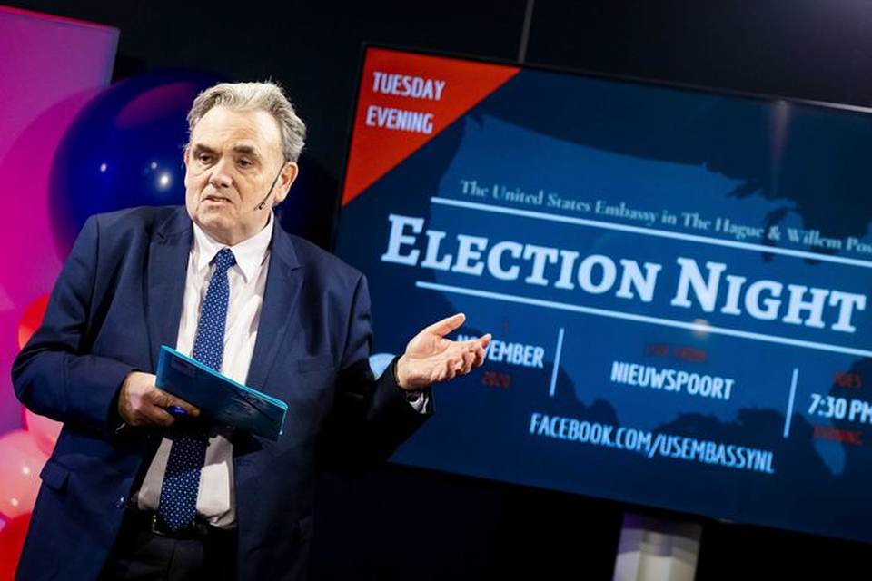 Amerikadeskundige Willem Post dinsdag tijdens Election Night, georganiseerd door de Amerikaanse ambassade in Nieuwspoort.  