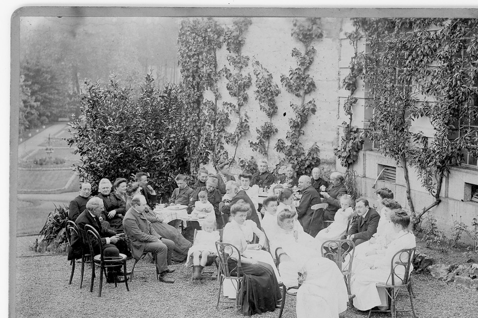Koffietafel met familie en vrienden rond 1905.