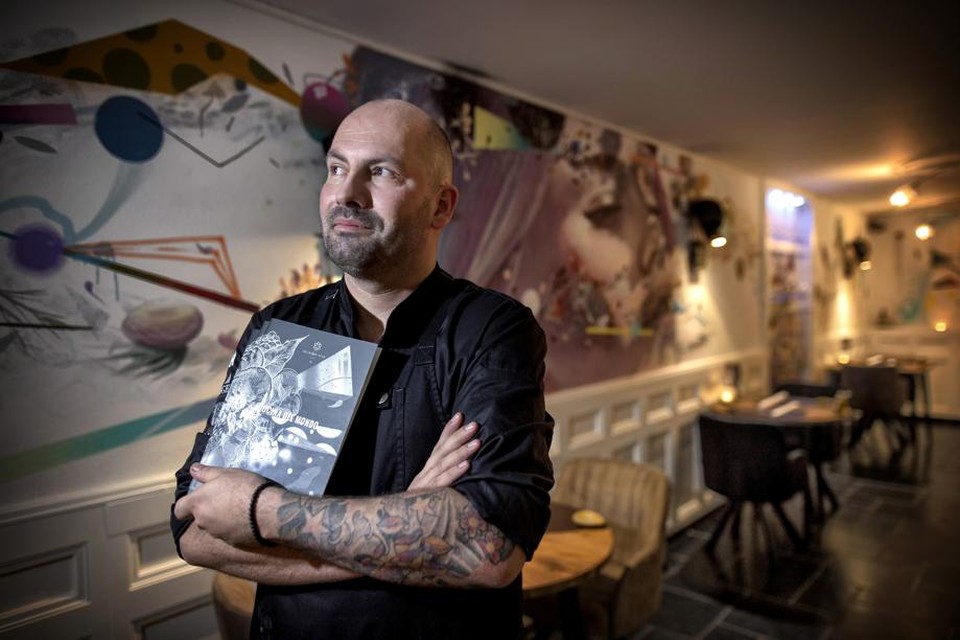 Servais Tielman in zijn restaurant Cucina del Mondo dat een make-over kreeg van graffitikunstenaars.