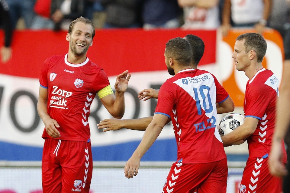 Willem Janssen (L) viert zijn doelpunt tegen Valetta FC.