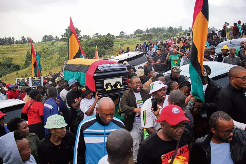 Naar schatting vijfduizend mensen bezochten de begrafenis van de dood­geschoten activist Thulani Maseko zondag in Eswatini, een klein land tussen Zuid-Afrika en Mozambique.