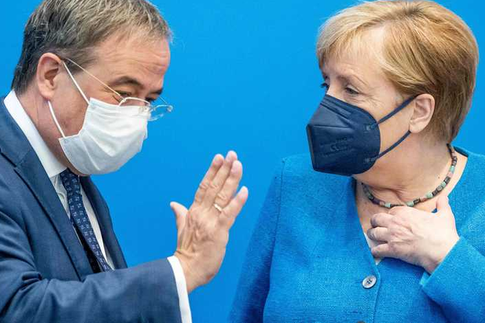 Armin Laschet en Angela Merkel.  