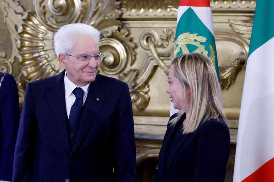 De President Sergio Mattarella (L) en Giorgia Meloni (R) tijdens de beëdiging. 