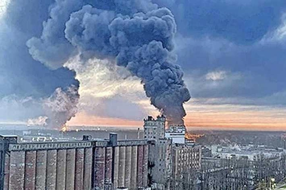 De vlammen slaan uit een oliedepot in het Russische Bryansk, maar het is nog onduidelijk wie verantwoordelijk is voor de succesvolle aanslag. 
