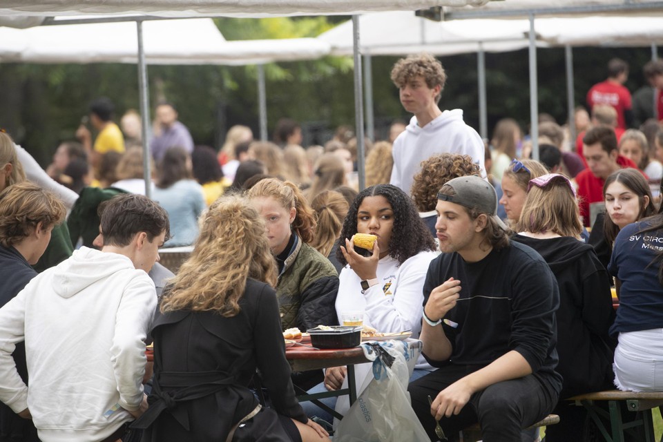 Nieuwe studenten tijdens de barbecue, onderdeel van de Inkom in Maastricht in 2021.