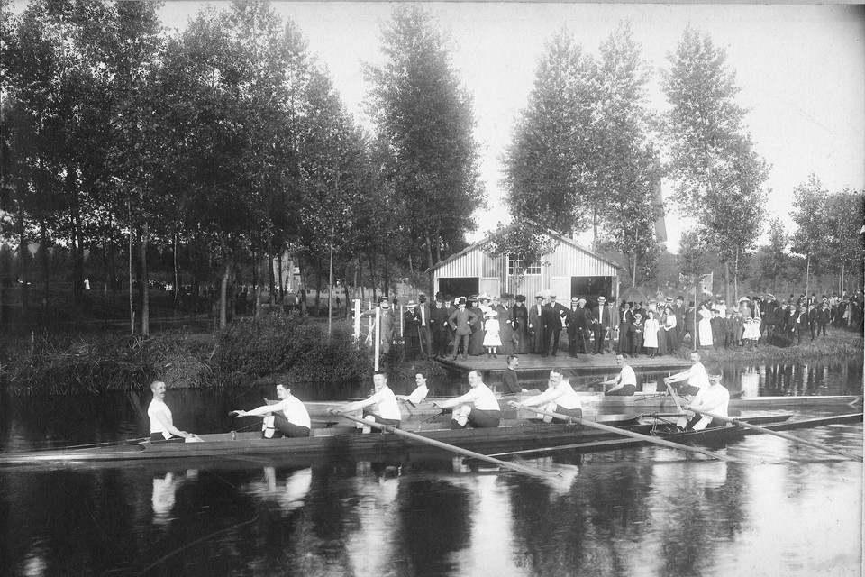 12 oktober 1909, eerste vaart bij Maas en Roer. Volop publiek aan de Roer in Roermond. 