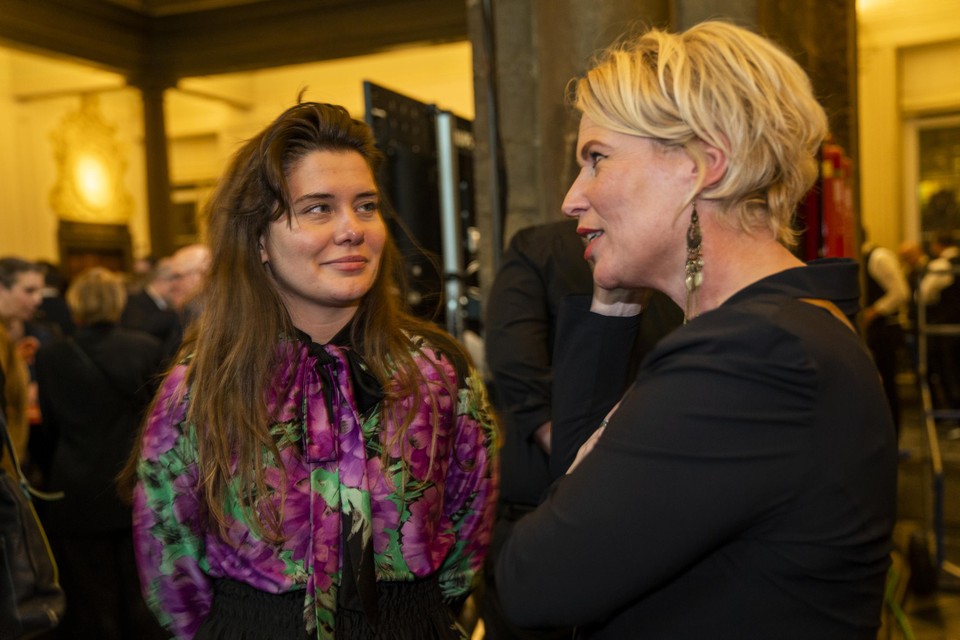Anita Bastiaans (rechts) op de verkiezingsavond in gesprek met Gabriëlle Heine van het CDA. 