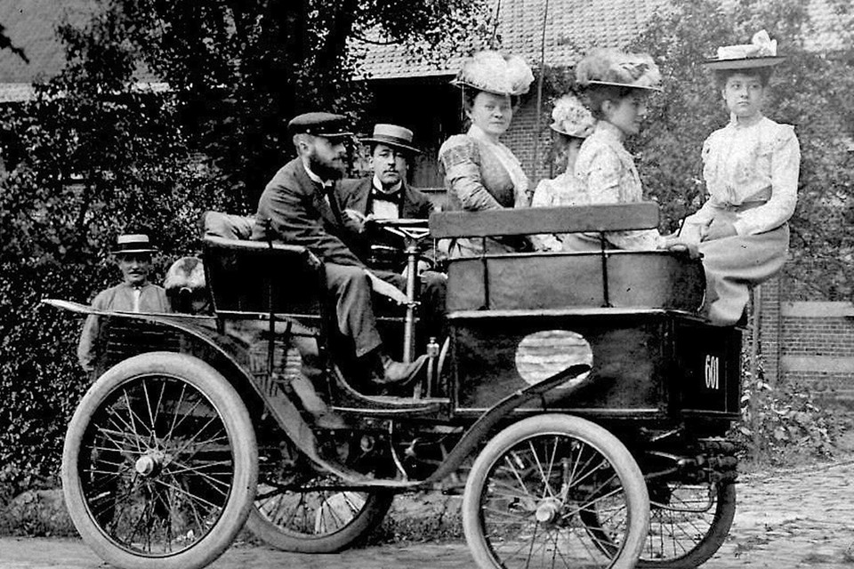 Edmund Goffin in zijn Dogcart, een van de eerste auto’s in Maastricht  (1902). 