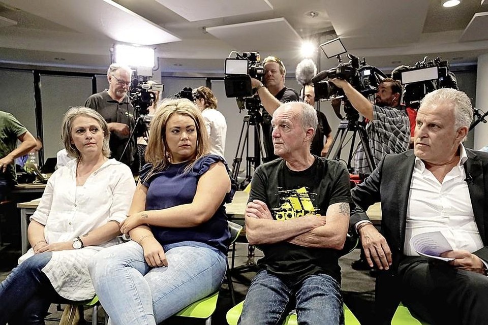 Peter R. De Vries met de familie Verstappen tijdens de persconferentie waar de doorbraak in het onderzoek naar de dood van Nicky werd gemeld in 2018.  
