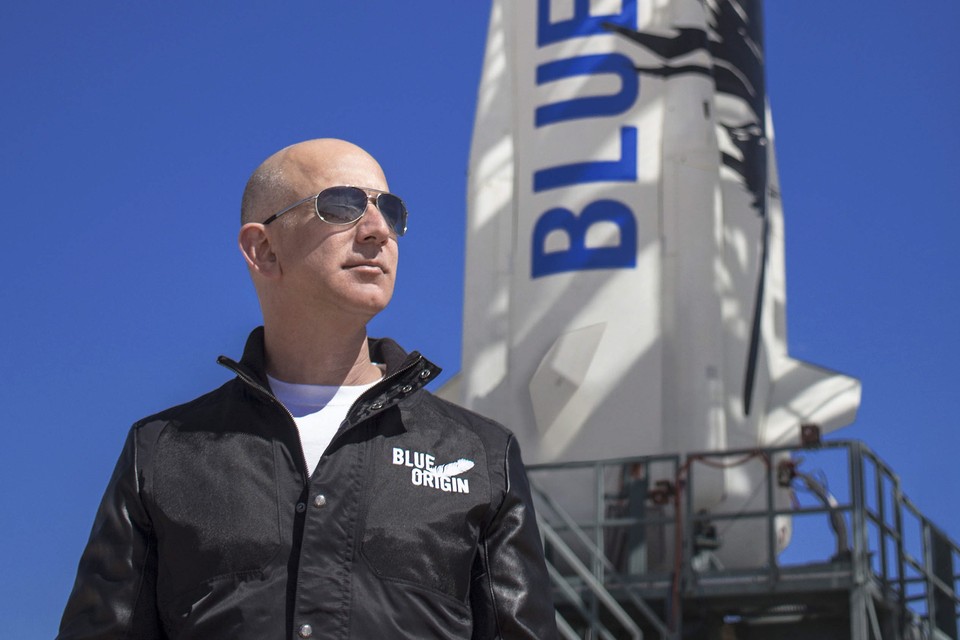 Jeff Bezos bij zijn raket New Shepard 