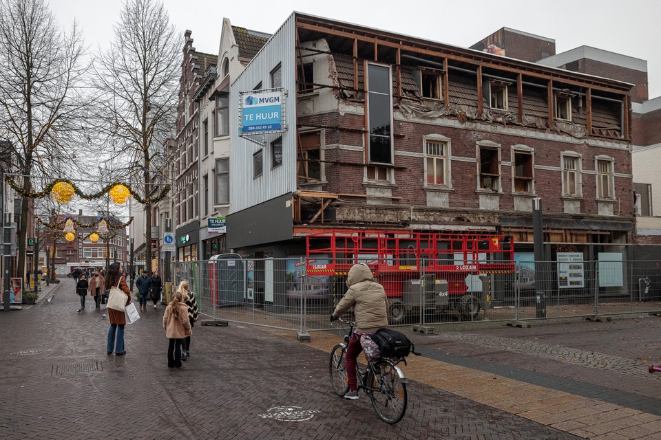 Het pand op de hoek van de Saroleastraat en Dautzenbergstraat werd vorige week ‘uitgepakt’. 