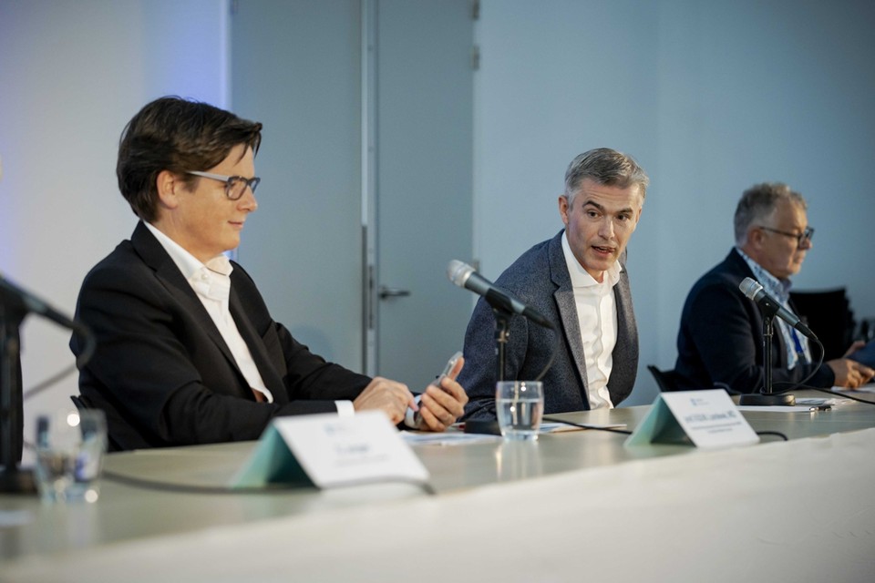 Prof.dr. Robert Landewé (l) en dr. Rémy Mostard (midden) tijdens een persbijeenkomst in het Zuyderland Medisch Centrum. 