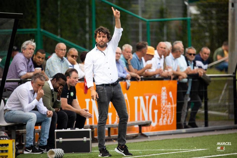 Jurriaan van Poelje fanatiek coachend vorig seizoen bij De Baronie.
