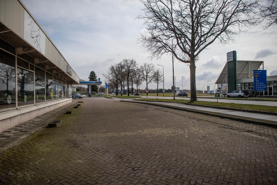 De gemeente Beekdaelen koopt de showroom van De Uiver, hier links in beeld. Het pand blijft nog enige tijd staan.