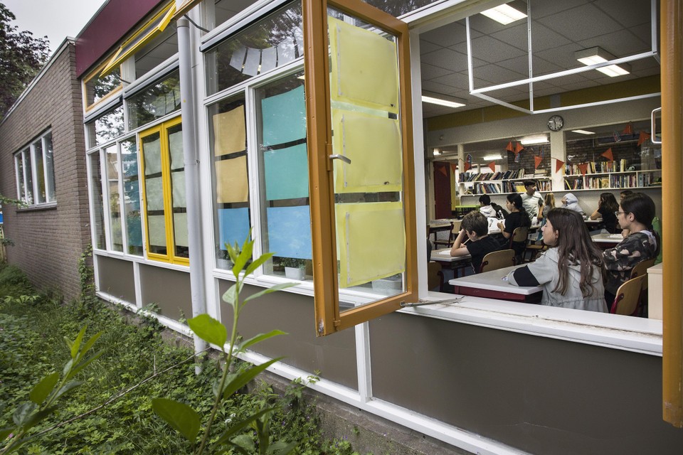 Het openzetten van ramen en deuren is vaak niet genoeg om voldoende frisse lucht in scholen te krijgen. 