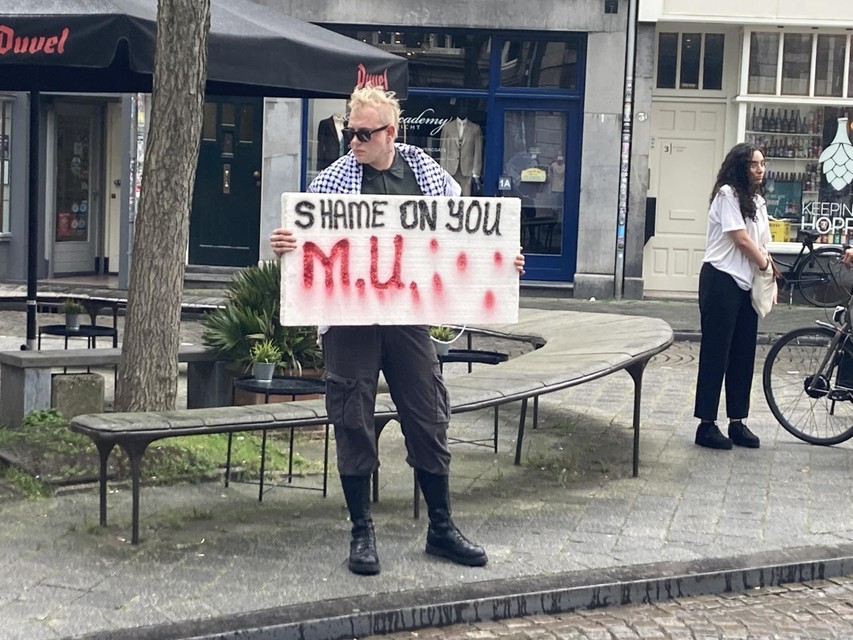 Een activist voor de universiteitspoort.