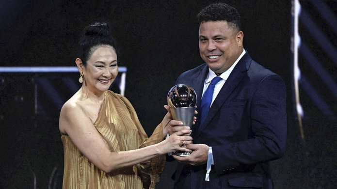 De weduwe van Pelé krijgt uit handen van Ronaldo een ereprijs voor haar vorig jaar overleden man Pelé.