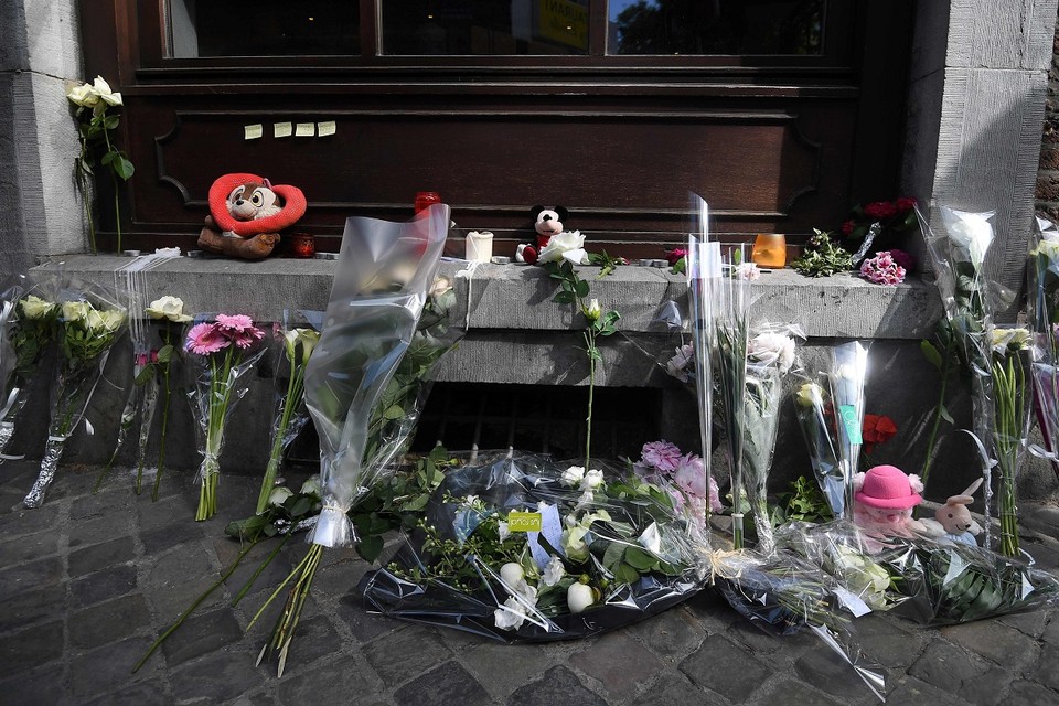 Bloemen op de plek waar de twee agentes werden doodgeschoten.
