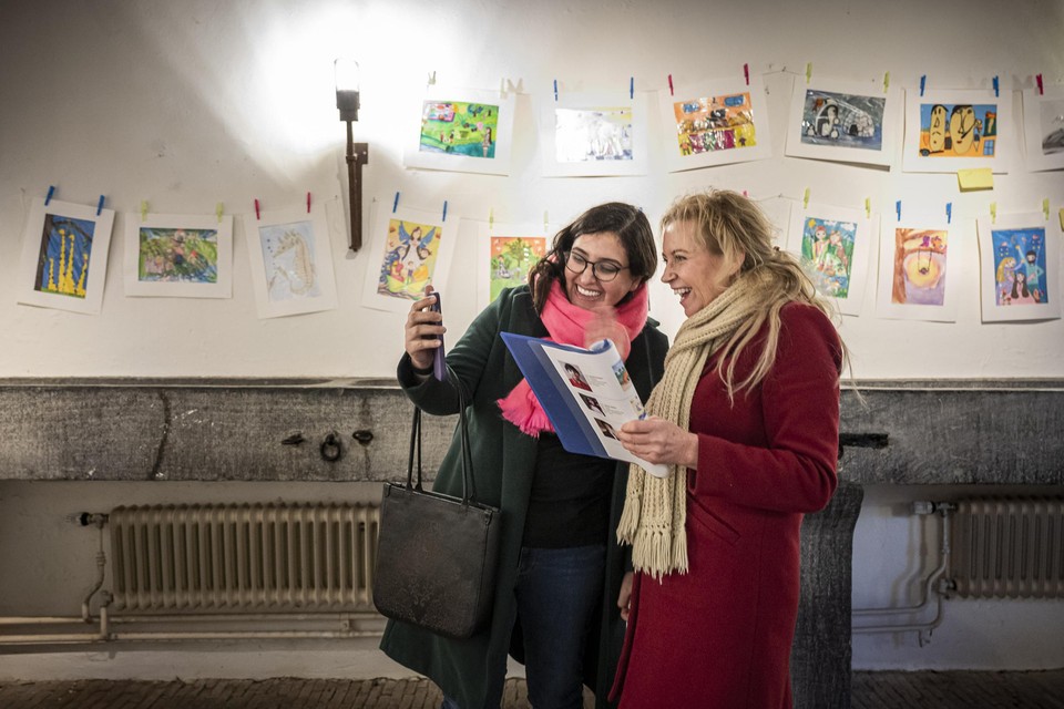 Carmen Heemels (rechts) bij de expositie van kindertekeningen in Herkenbosch. 