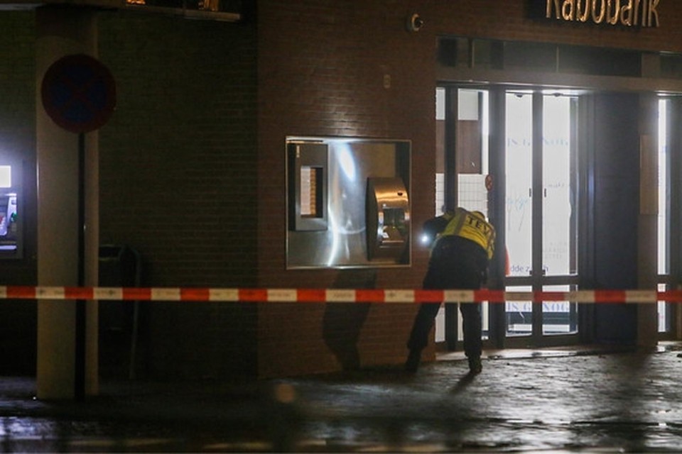 Mogelijk explosief bij Rabobank in Helmond. 
