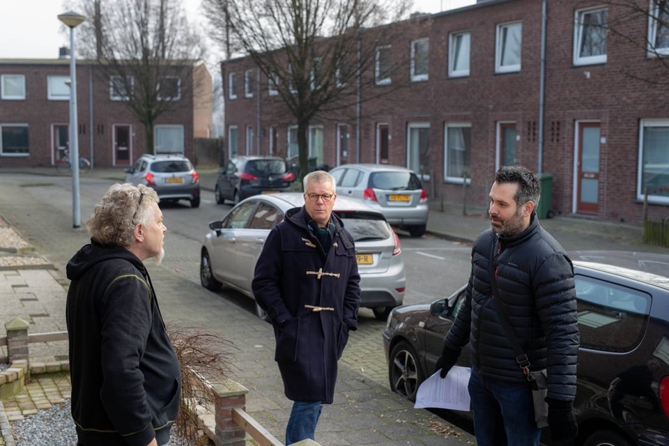 Chris Meys (rechts) en Jack Ummels (midden) in gesprek met buurtbewoner Peter Bovens. 