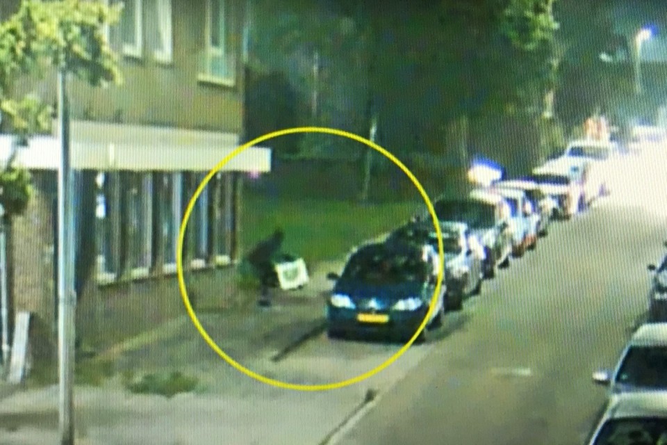 De verdachte met de big shopper, waarin het explosief zat dat hij in de nacht van 5 september op de Hommerterweg in Hoensbroek neerlegde. 