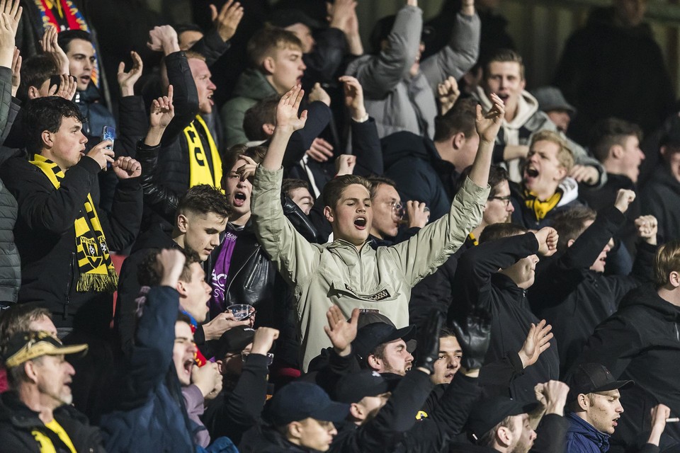 VVV-fans op de tribune vorig jaar maart tijdens de uitwedstrijd tegen Helmond Sport.