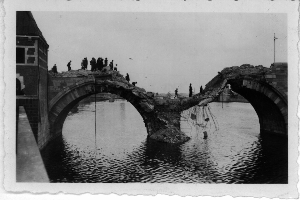 <P>Maastricht, 15 september 1944. Overzicht van de zwaar beschadigde Sint Servaasbrug, die de terugtrekkende Duitsers hadden geprobeerd op te blazen. Door een onderschatting van de constructiesterkte is dit niet gelukt. </P>