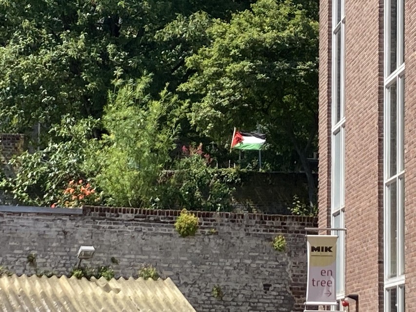 Palestijnse vlag zichtbaar in de tuin achter de faculteitsmuur van Fasos.  De media mochten niet binnenkomen.