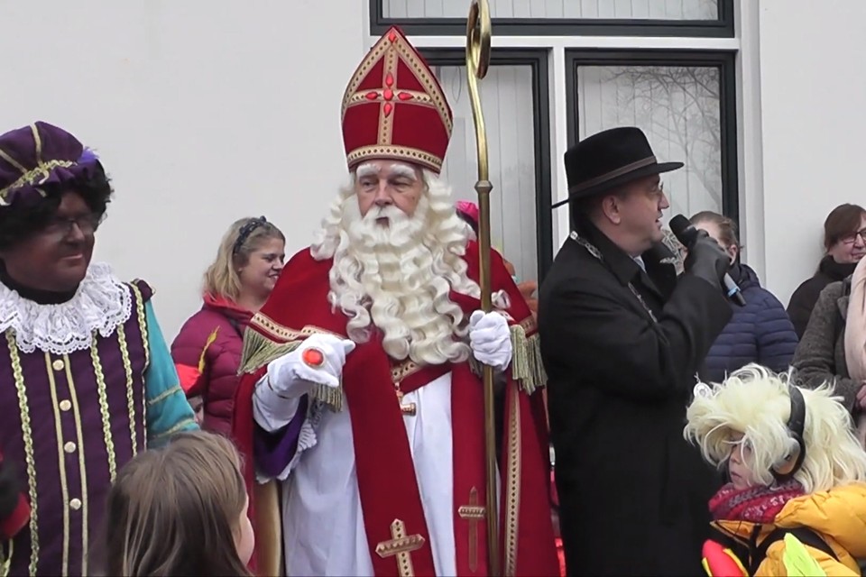 Geduldig wachtte Gyro de Jong tot hij zijn vragen kon stellen aan Sinterklaas. 