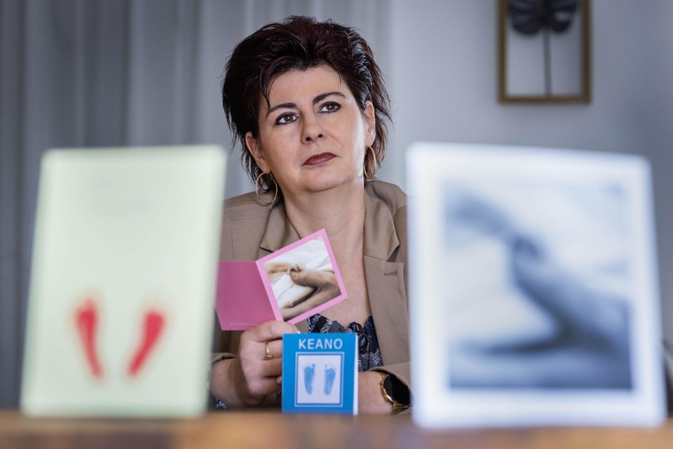 Sandra Heer met de rouwkaartjes van Keano en Jill.
