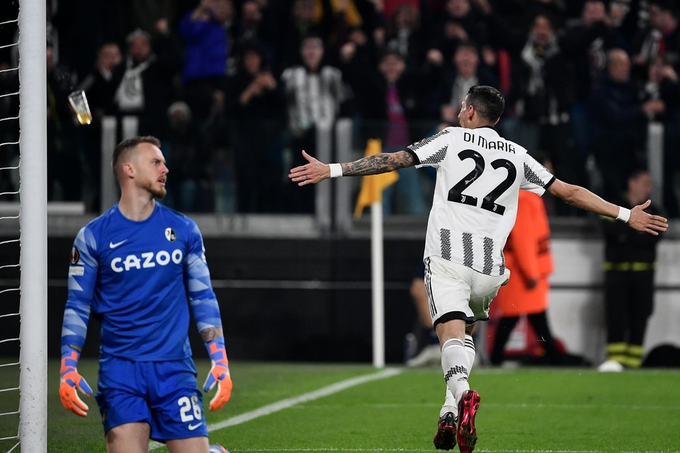 Mark Flekken baalt na de rake kopbal van Angel Di Maria.