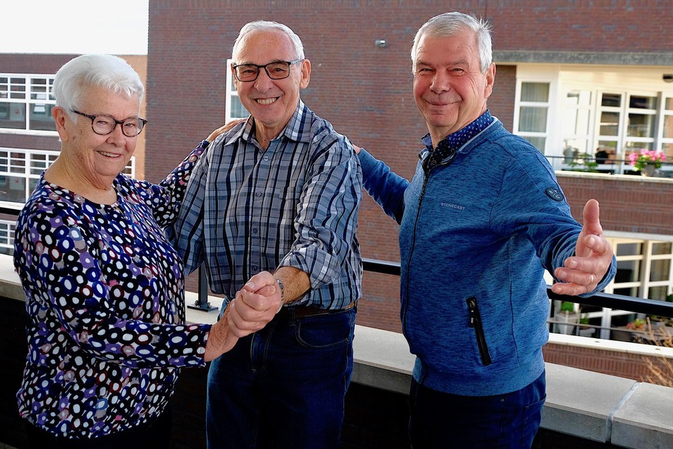 Annie en Jac Korsten samen met Bert Rietjens (vlnr). Het echtpaar doet alvast een dansje op het balkon van hun appartement. 