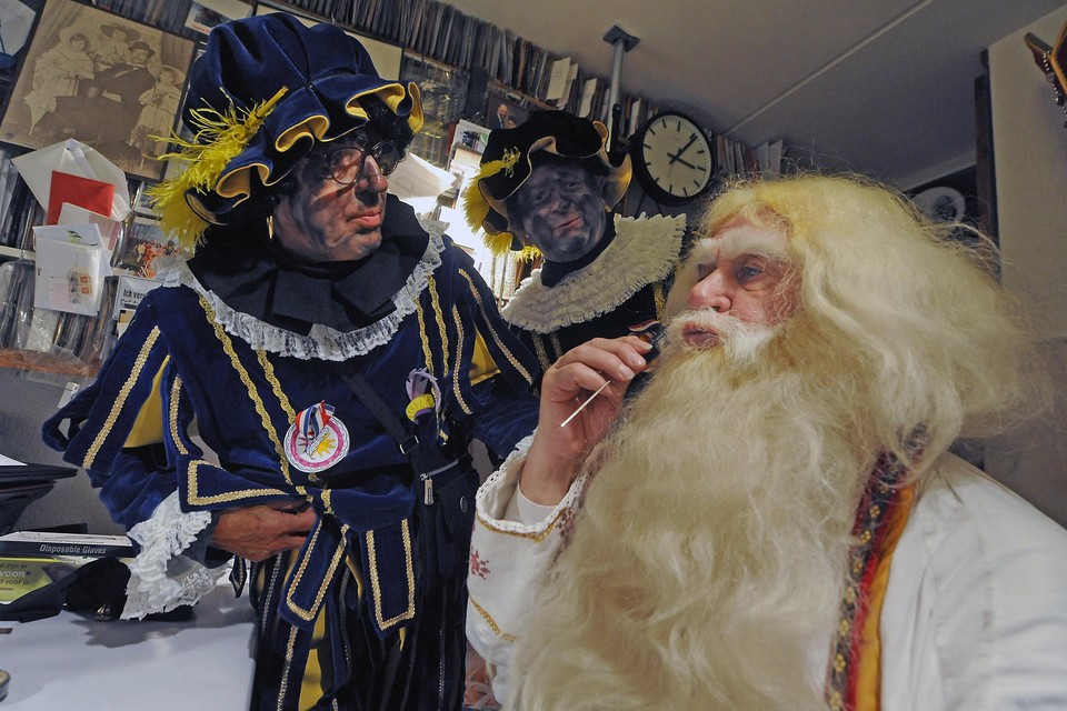 Sint Wiel bereidt zich met pieten Pedro en Alberto voor op een optreden.  