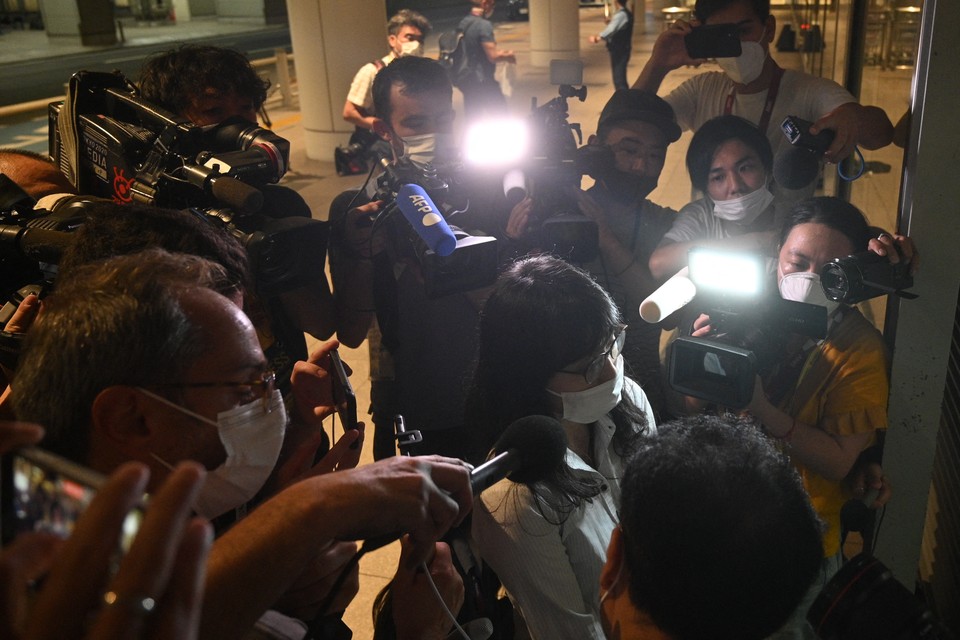 Een Japanse advocaat staat de pers te woord over de situatie rondom Kristina Tsimanoeskaja.  