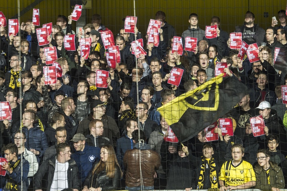 VVV-fans tonen in 2017 hun afkeer van racisme in het stadion. 