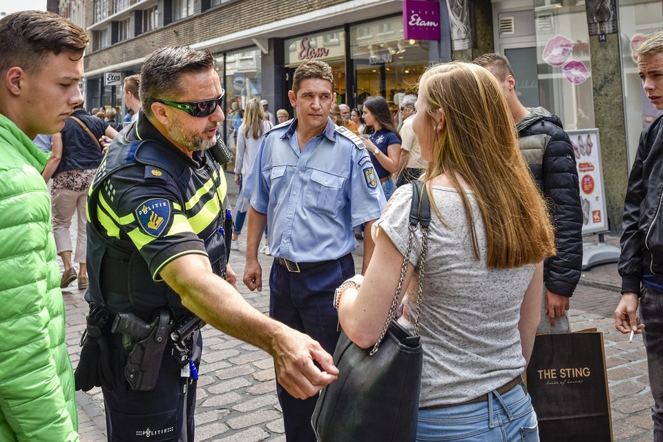 De Roermondse politie ging een paar jaar geleden op pad met onder meer een Roemeense collega (in blauwe blouse) om Oost-Europeanen af te schrikken hun slag te slaan in Roermond. 