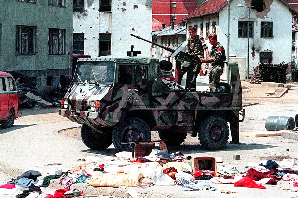 Bosnisch-Servische troepen in Srebrenica, na de val van de enclave.